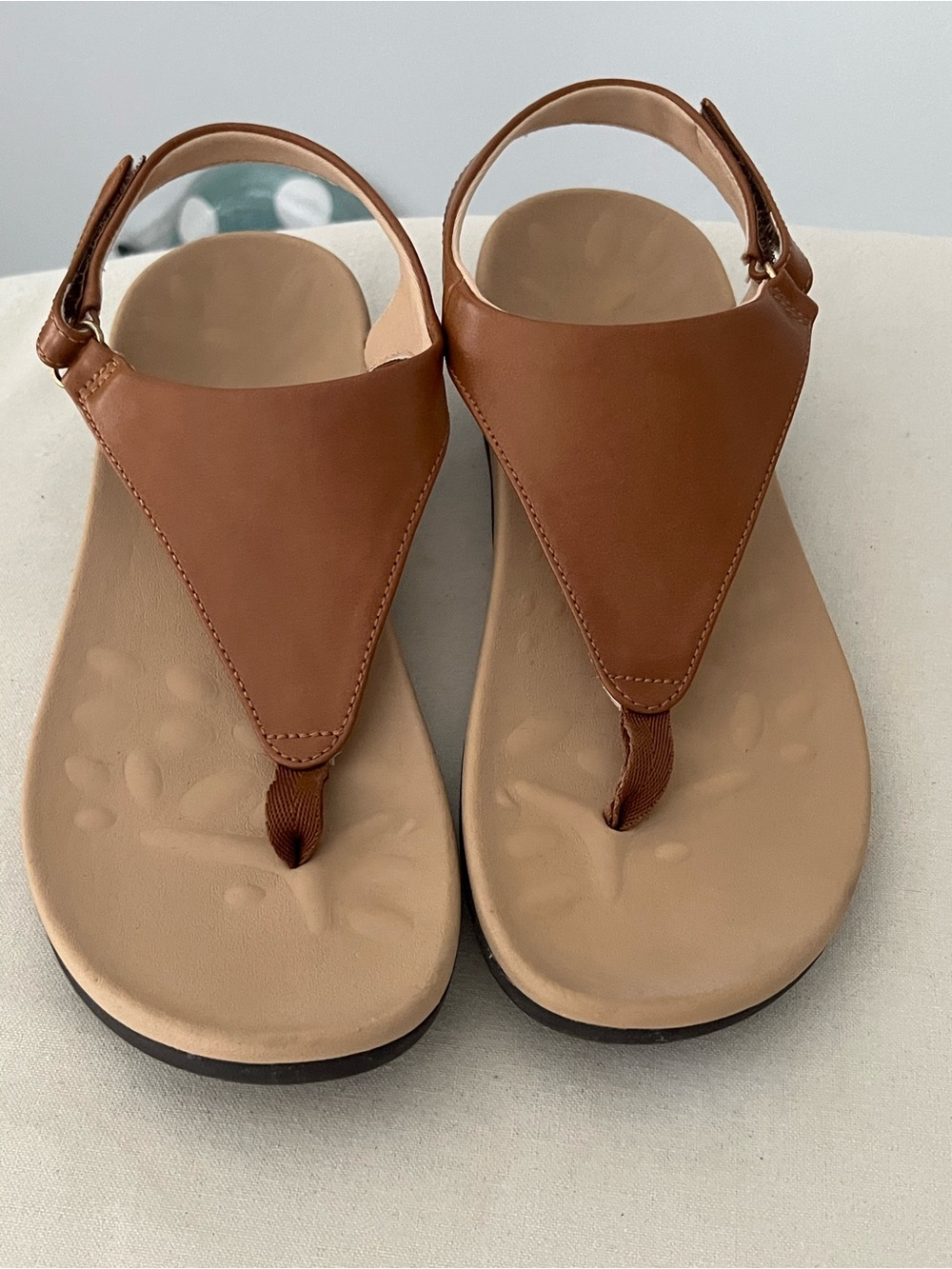 Utenag Women's Brown Leather Thong Sandals with Adjustable Back Strap